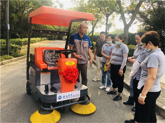 潔博士掃地車愛(ài)心捐贈(zèng)