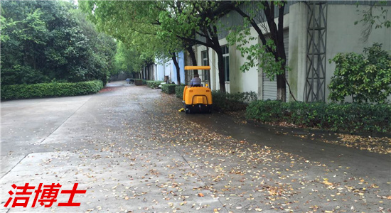 駕駛掃地車 駕駛掃地車