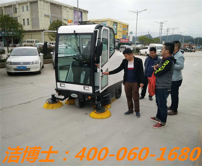潔博士駕駛掃地車(chē)客戶(hù)案例——上海揚(yáng)久實(shí)業(yè) 潔博士駕駛掃地車(chē)客戶(hù)案例——上海揚(yáng)久實(shí)業(yè)
